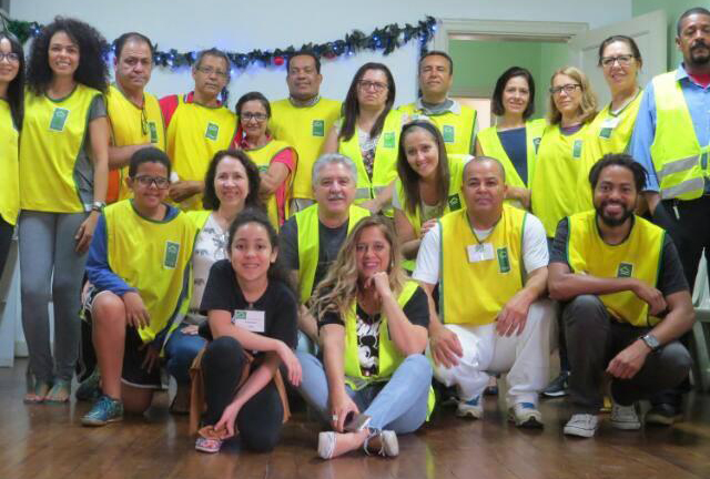 Voluntários na sede do Instituto Construir