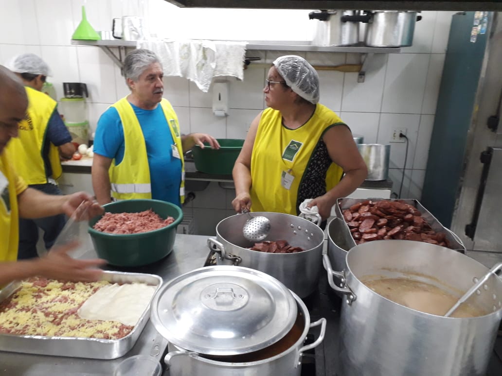 Voluntários preparando almoço para os moradores de rua