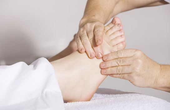 What are the warning signs of lymphedema?