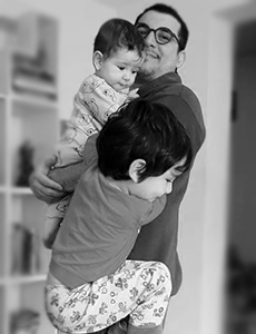 Vitor Guerra segurando os dois filhos