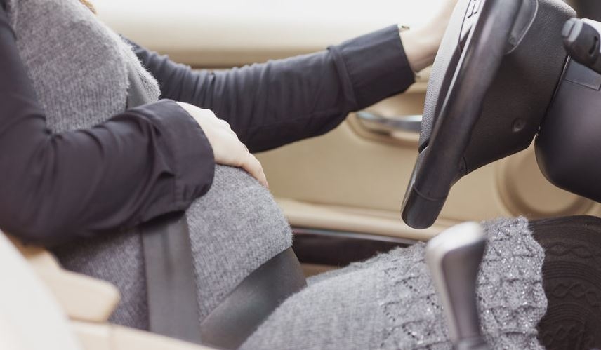 phụ nữ mang thai lái xe toyota