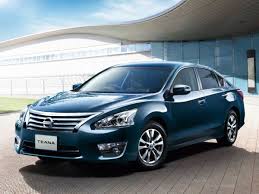 Nissan ngoai that va toyota camry