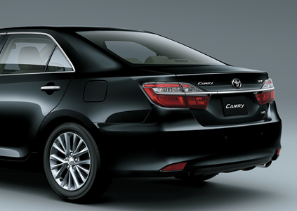 giá xe camry 2.0 E - ngoại thất sau