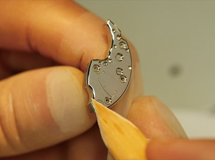 The bridge rims are polished by hand with a special wooden tool