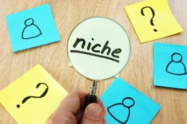 Looking for niche - sticky note with the word "niche" and a magnifier