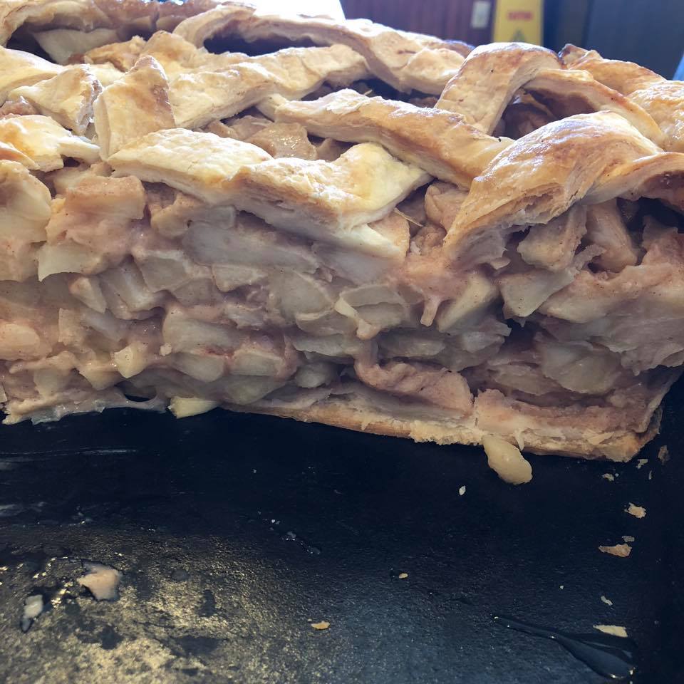 giant 25 pound apple pie at Dollywood