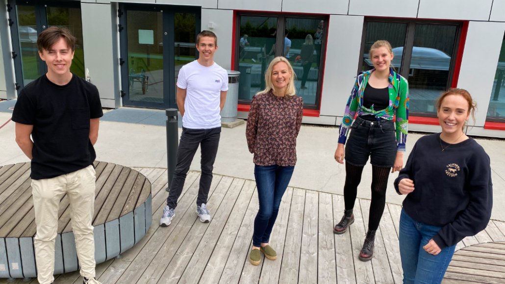 Mentor Bente Prestegård and the students Andreas Bjurstrøm, Carl Ruge, Tyra Kristoffersen and Miriam Idsøe, standing outside Ullern Upper Secondary School. Alexander Flåskjer is also a part of the GLIMT team, but was unfortunately not present on the day the image was taken. Photo: Elisabeth Kirkeng Andersen