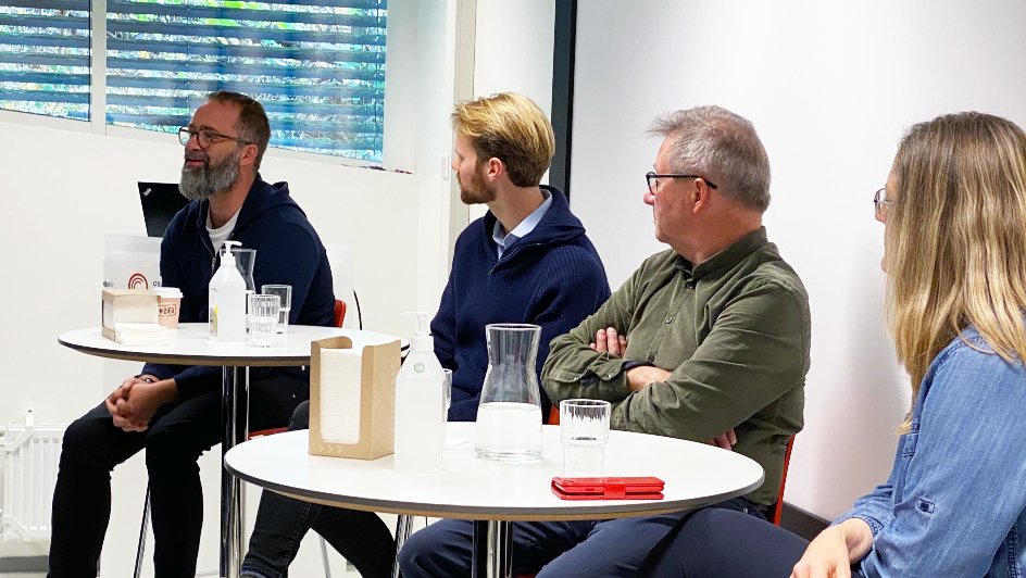 Steven Ray Wilson to the left in the image, tells the students about his experiences from a combined life as a researcher and musician. Photo: Elisabeth Kirkeng Andersen