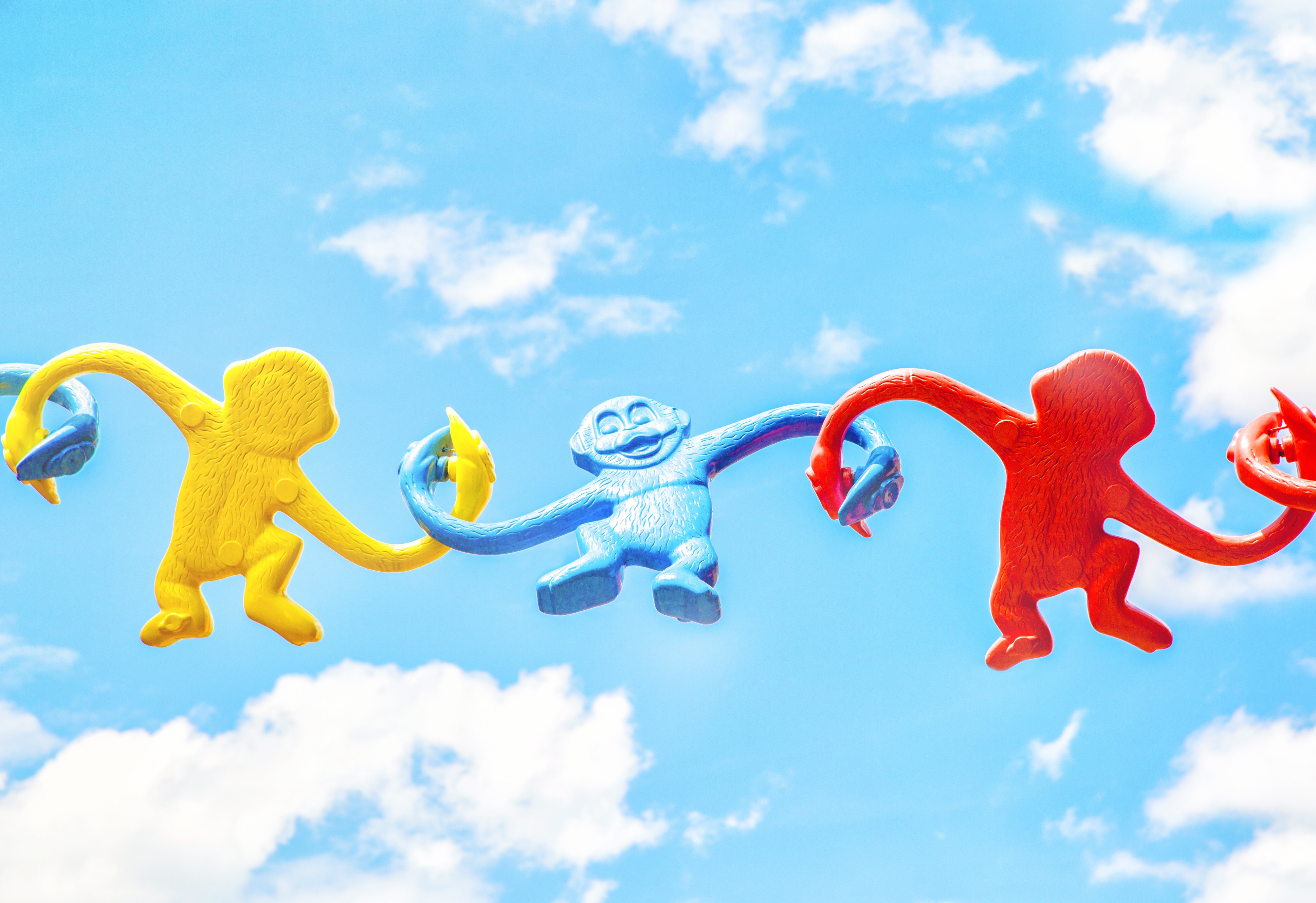 Macacos coloridos de brinquedo