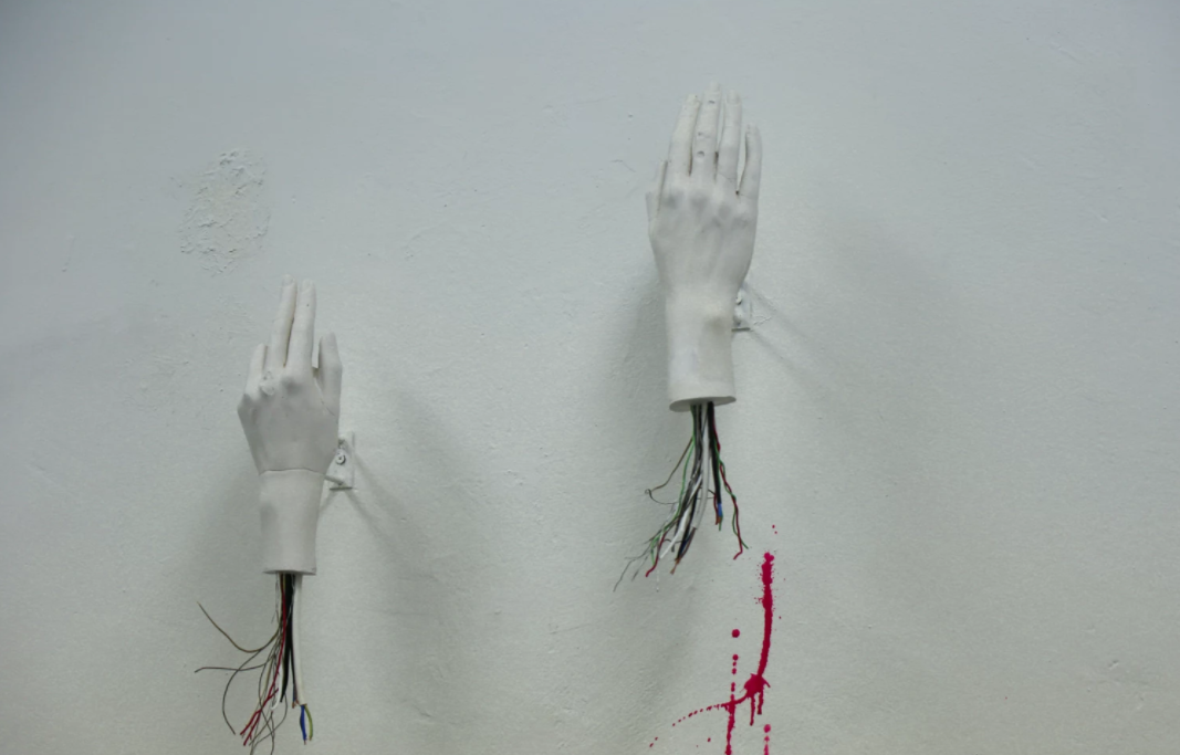 Mãos humanas com fios robóticos