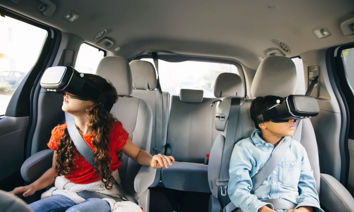 Crianças usando óculos de realidade virtual