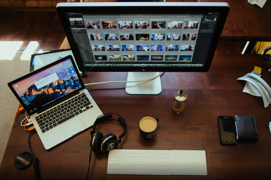 A profissão do futuro é Freelancer - Monitores com imagens de photoshop