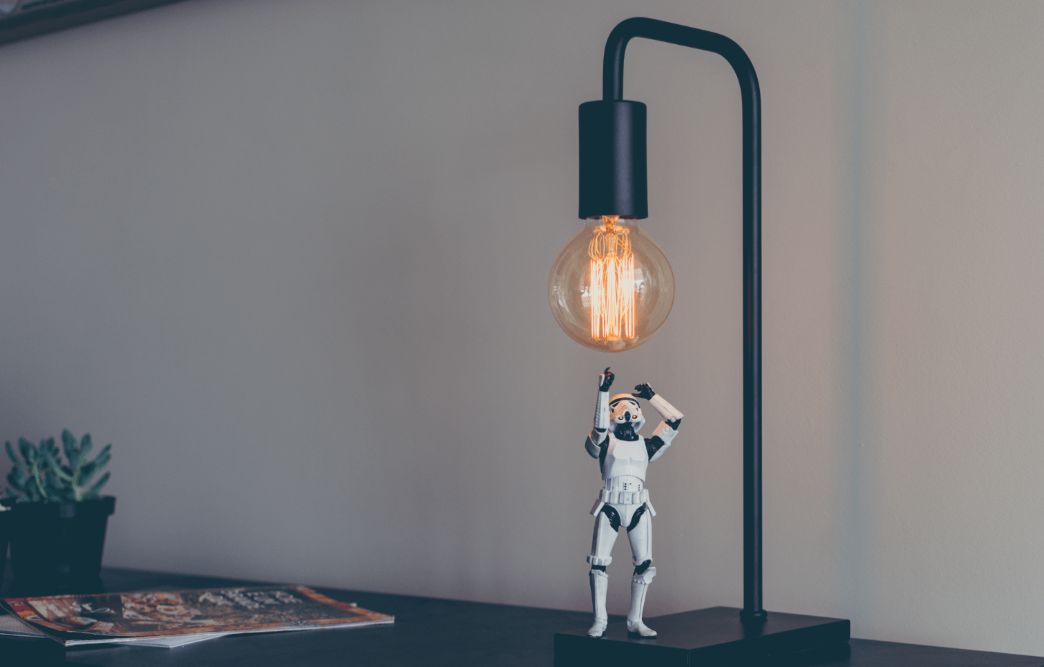 Stormtrooper tentando alcançar a lêmpada criativa