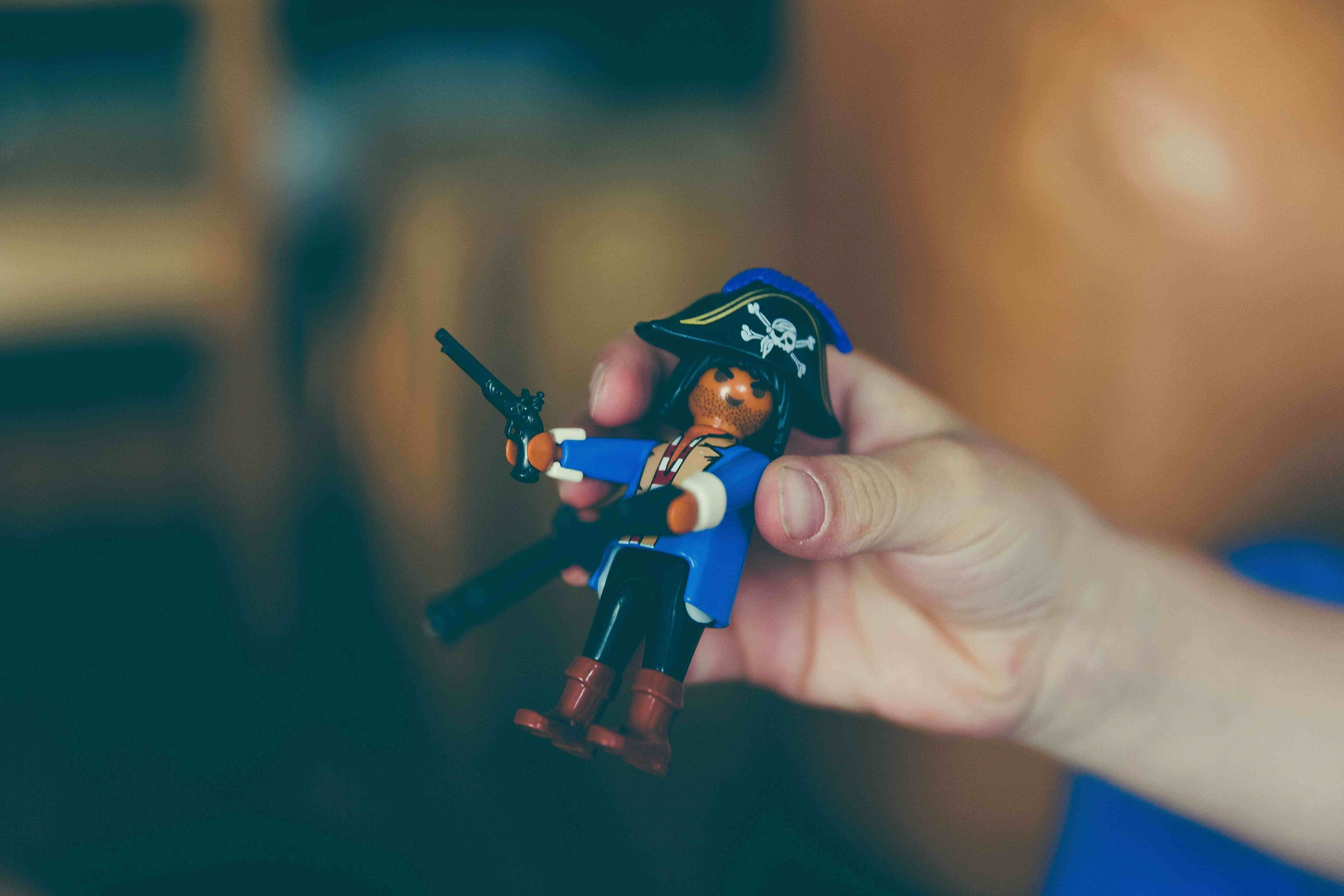 Criança brincando com LEGO pirata