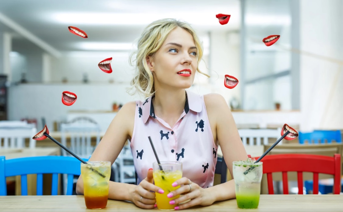 Mulher tomando suco pensando em feedbacks