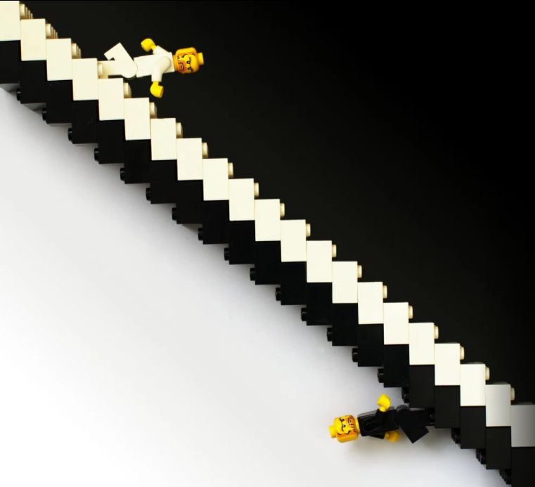 Legos em dois lados opostos como o símbolo yin e yang
