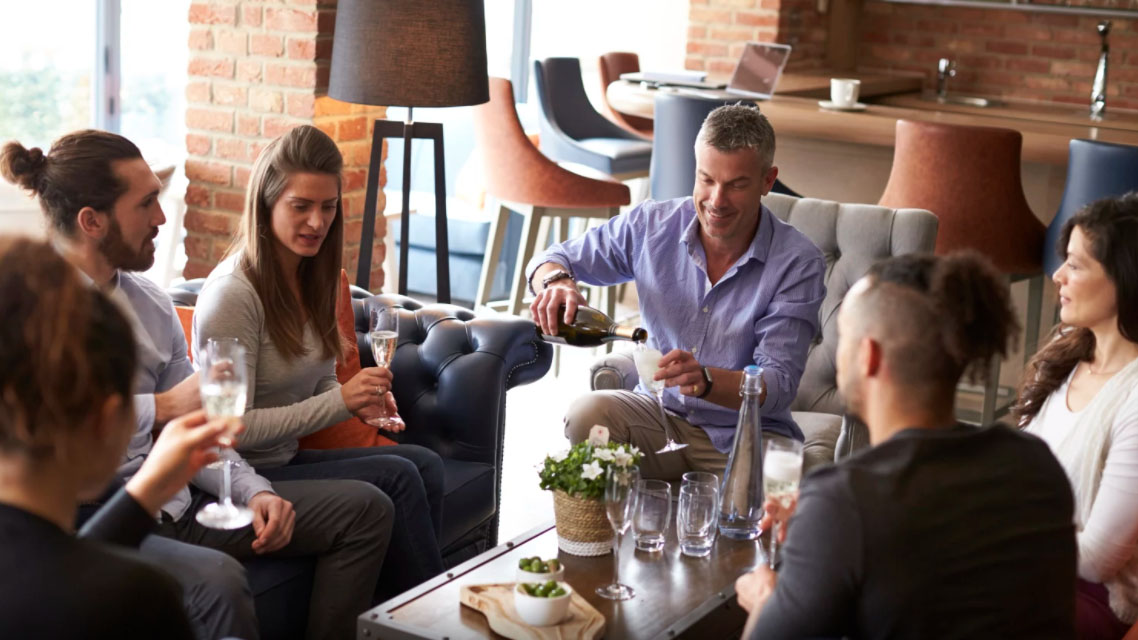 Dicas de Reuniões Criativa - Equipe reunida tomando café