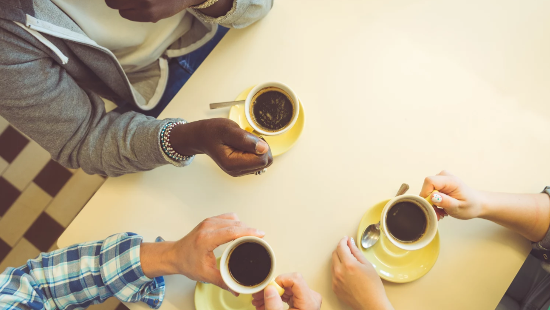 Pessoas reunidas tomando café