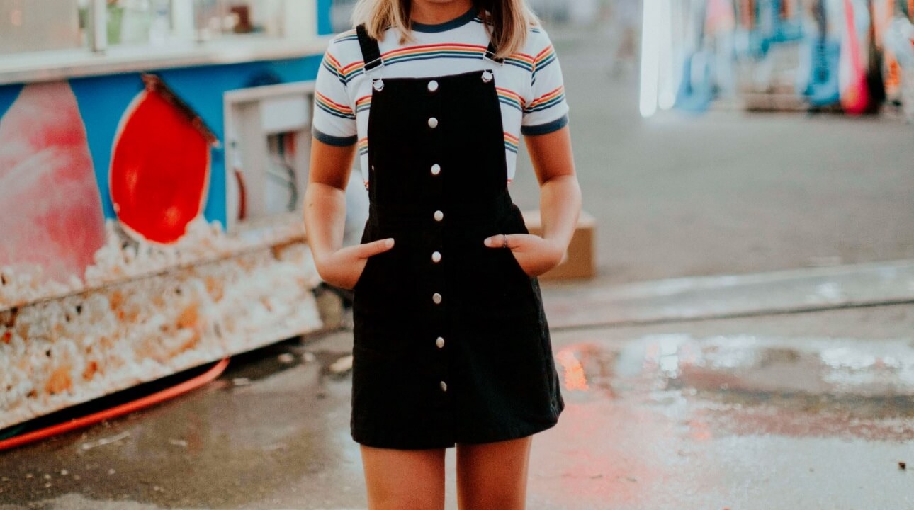 Garota com roupa retrô dos anos 90.