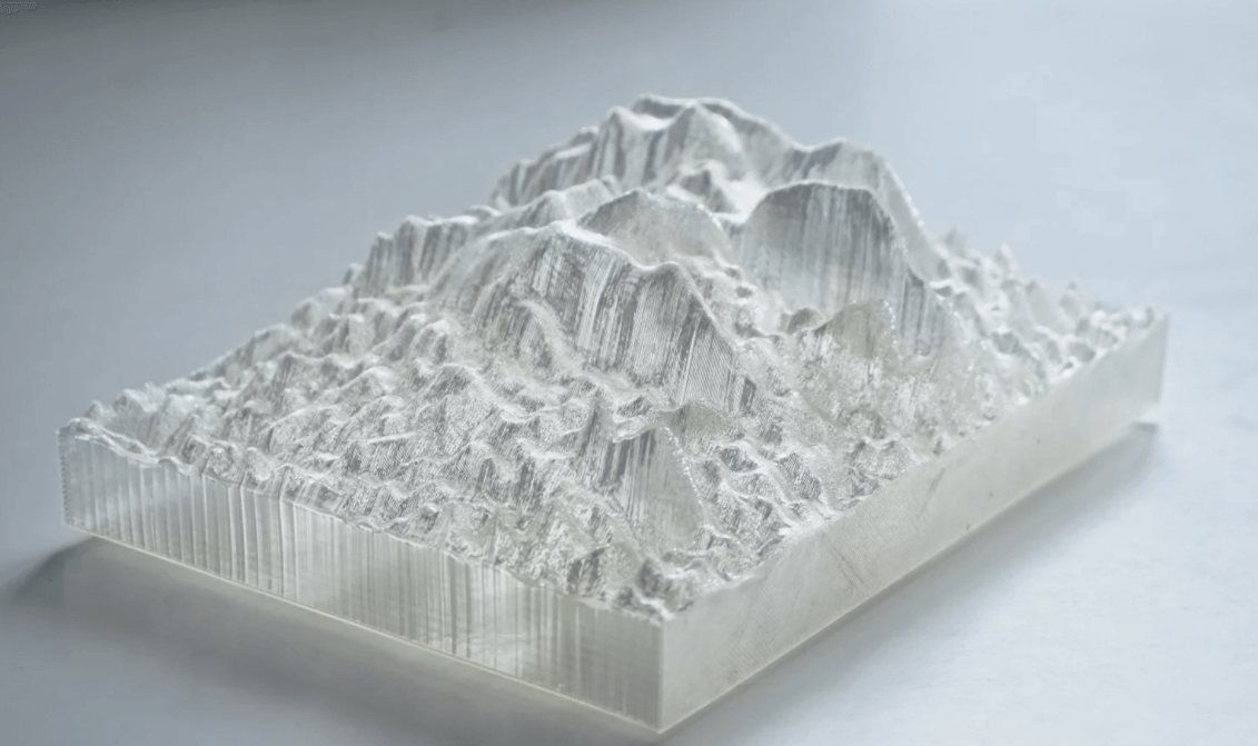 Miniatura de montanhas feita em impressora 3D