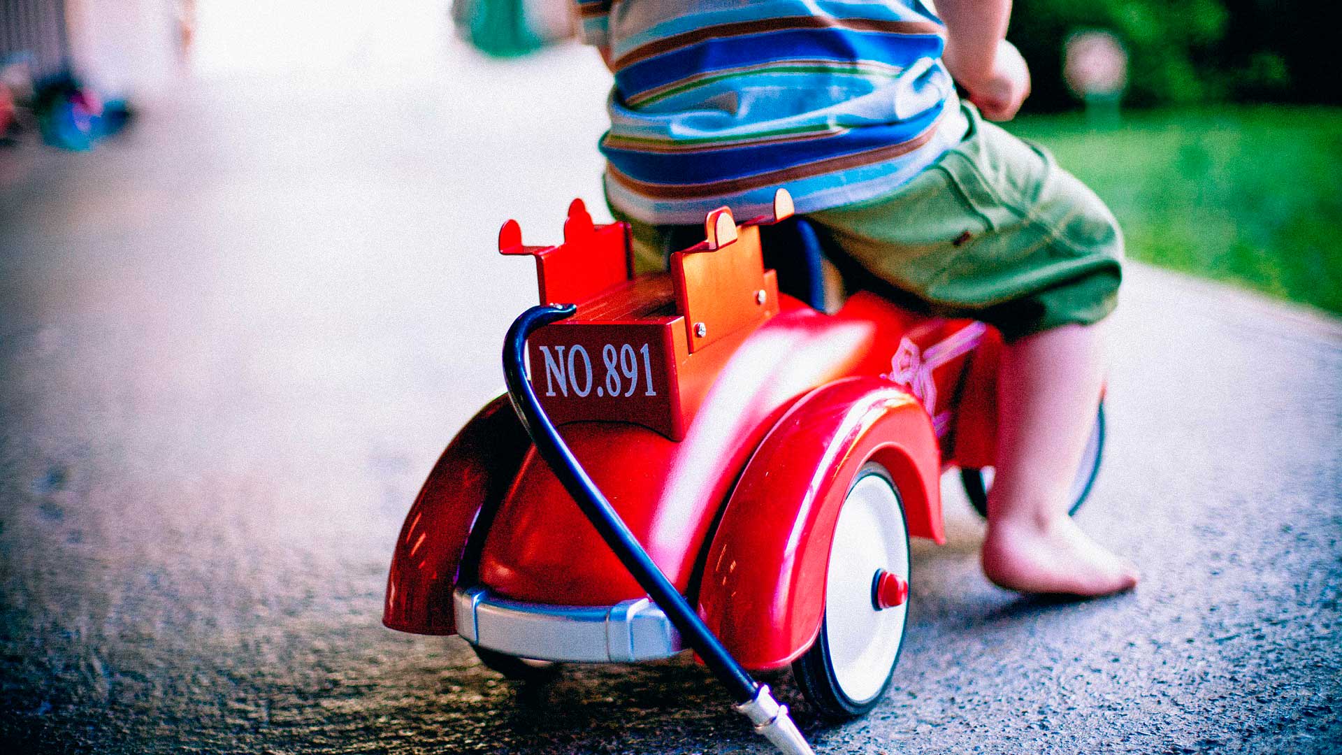 Criança andando de carrinho