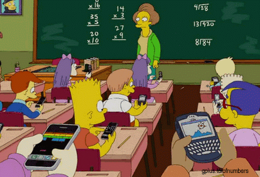 Alunos mexendo no celular durante a aula
