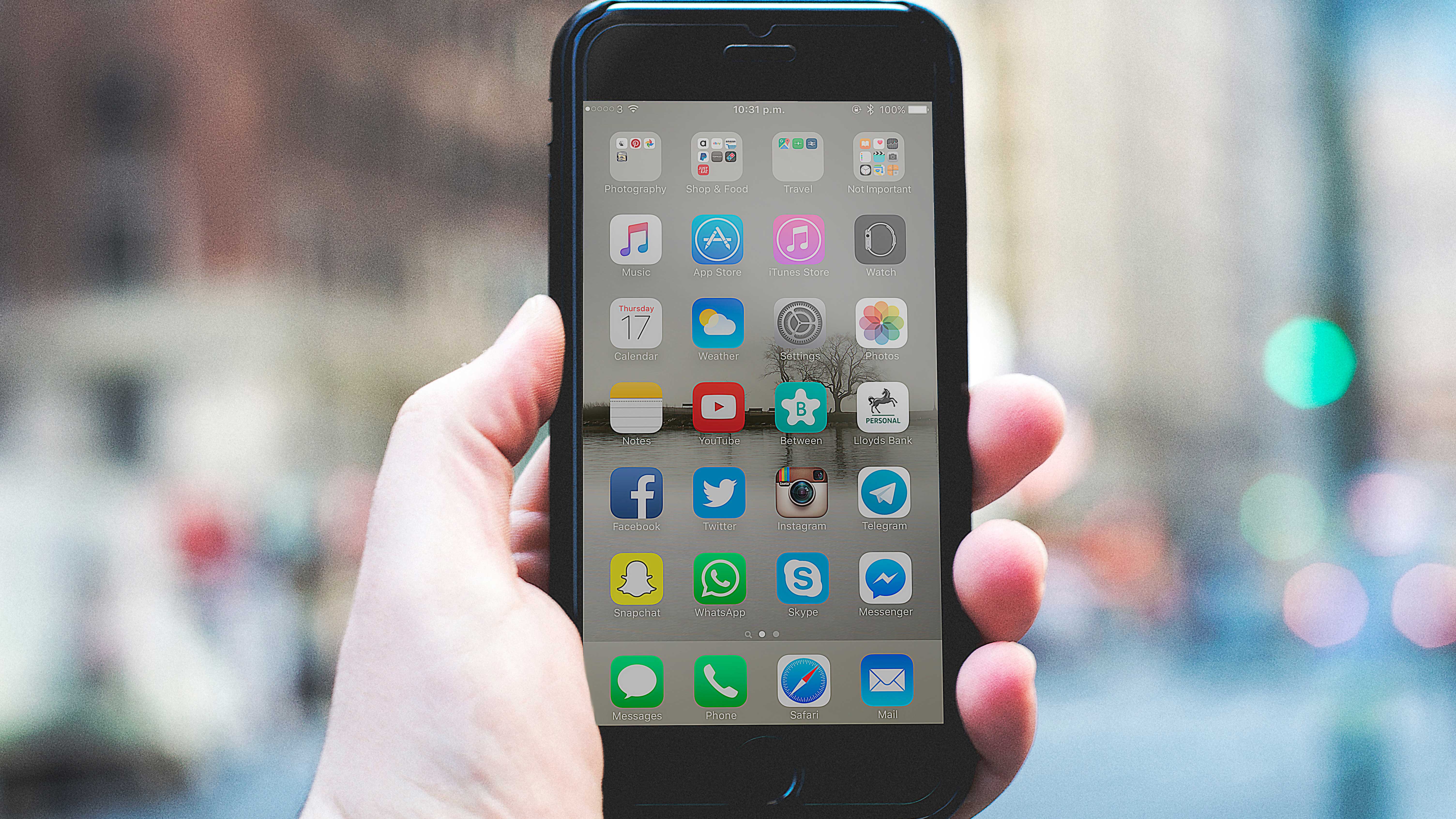 Smartphone com aplicativos de redes sociais.