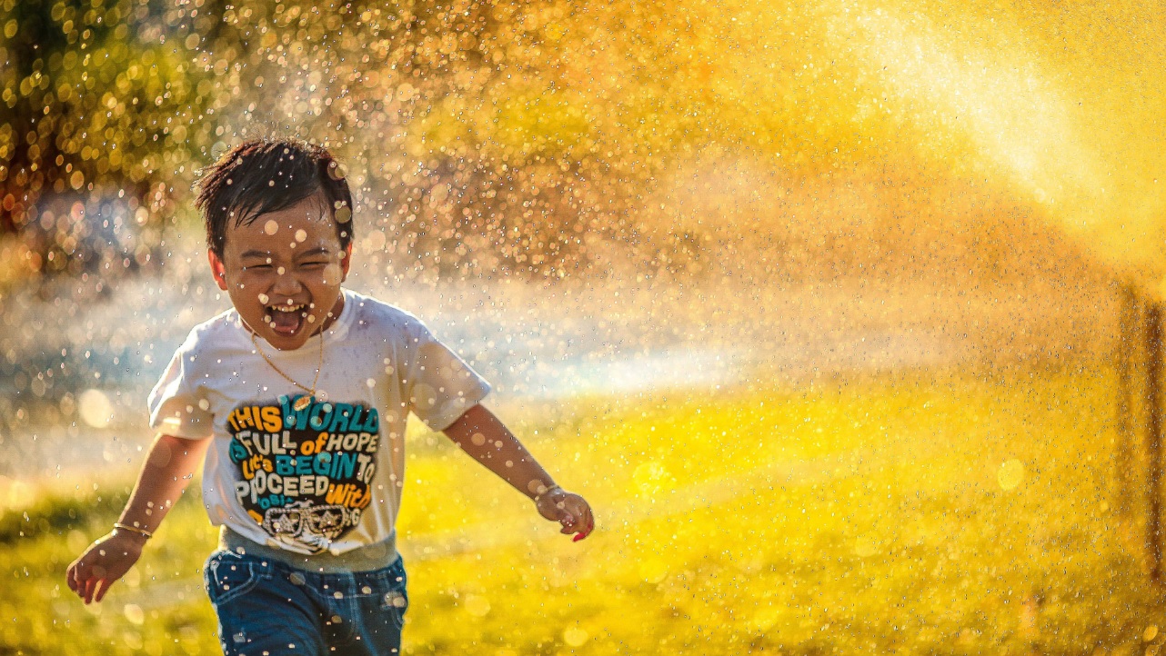 Menino brincando com água