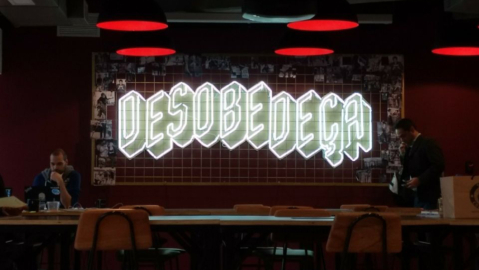 Letreiro com a mensagem "desobedeça".
