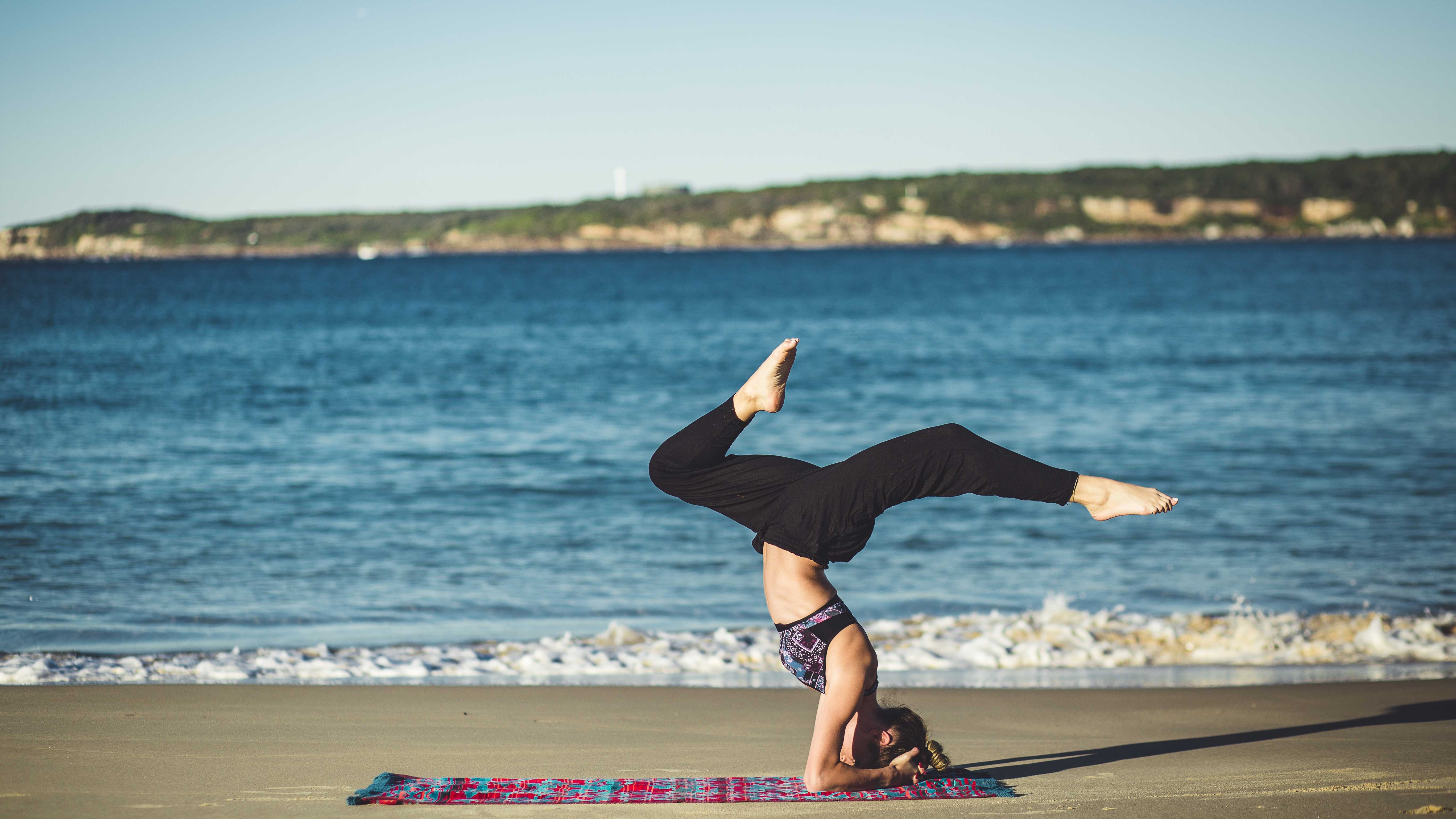 Mulher praticando yoga