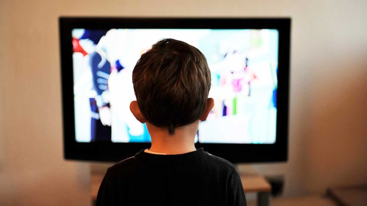 4 motivos para seus filhos assistirem Peppa Pig - Menino assistindo televisão