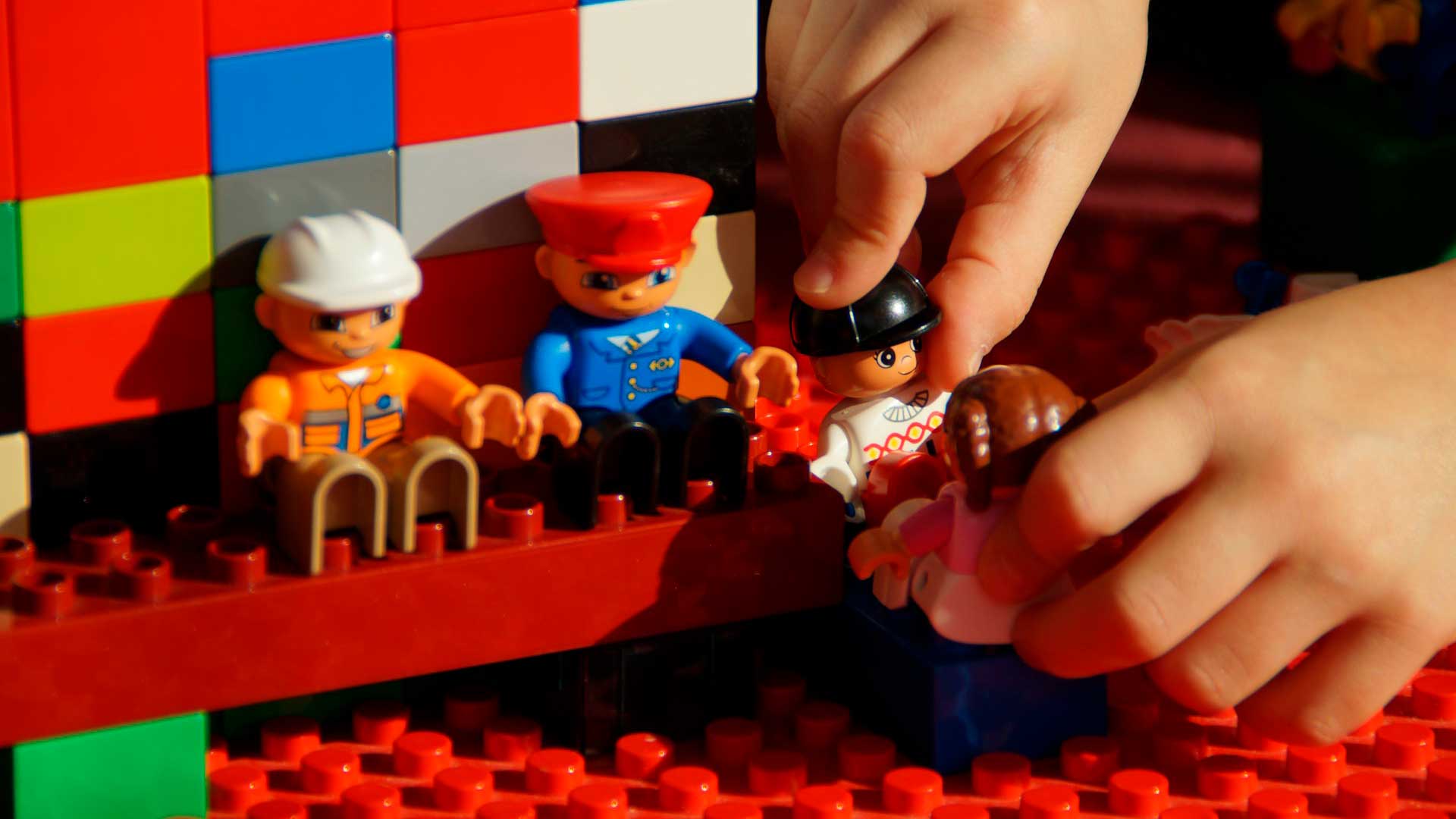 3 Atividades infantis que Estimulam a Criatividade - Criança brincando com legos construtores