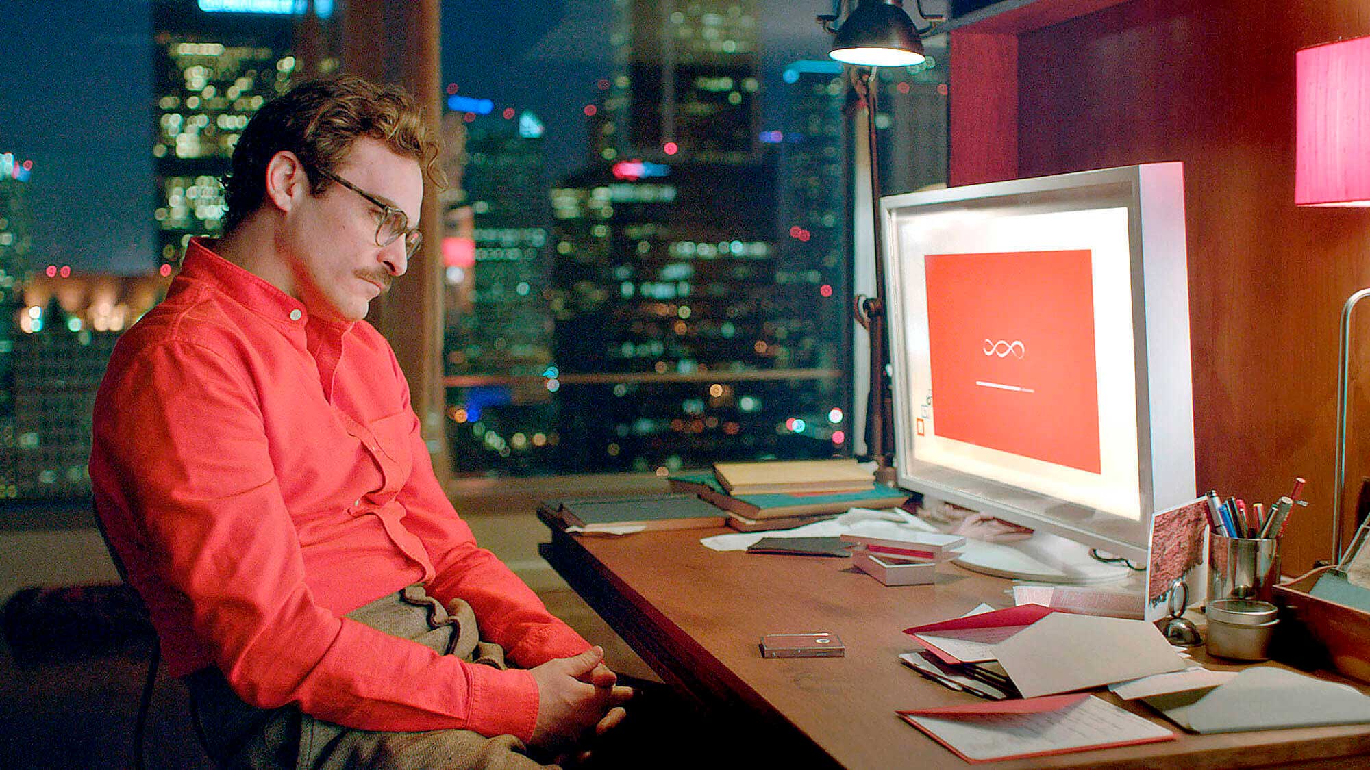 Como a IoT está criando um mundo hiperconectado? - Cena do filme Her onde Theodore observa a tela de seu computador.