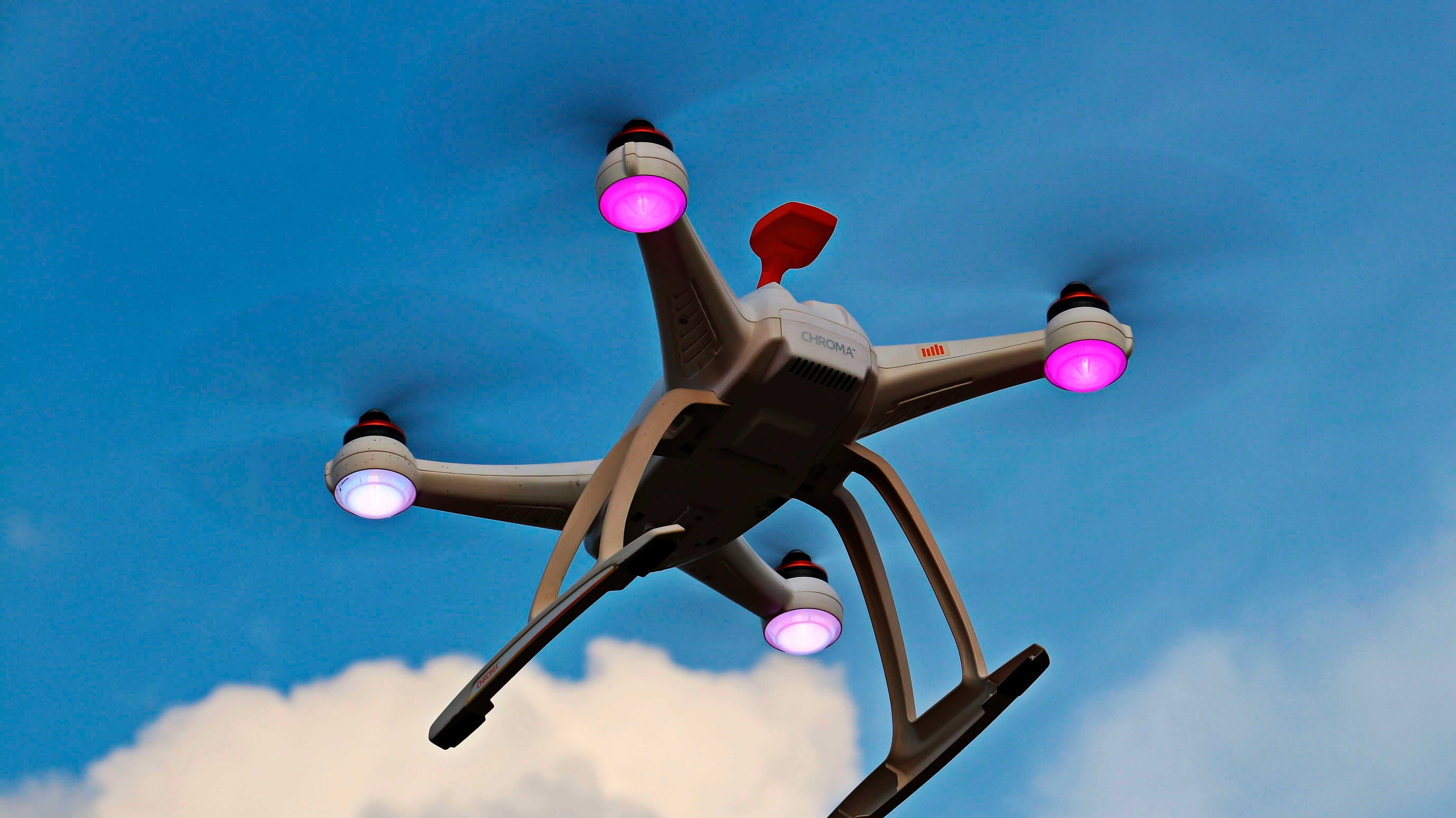 Como a IoT está criando um mundo hiperconectado? - Drone voando durante o dia.