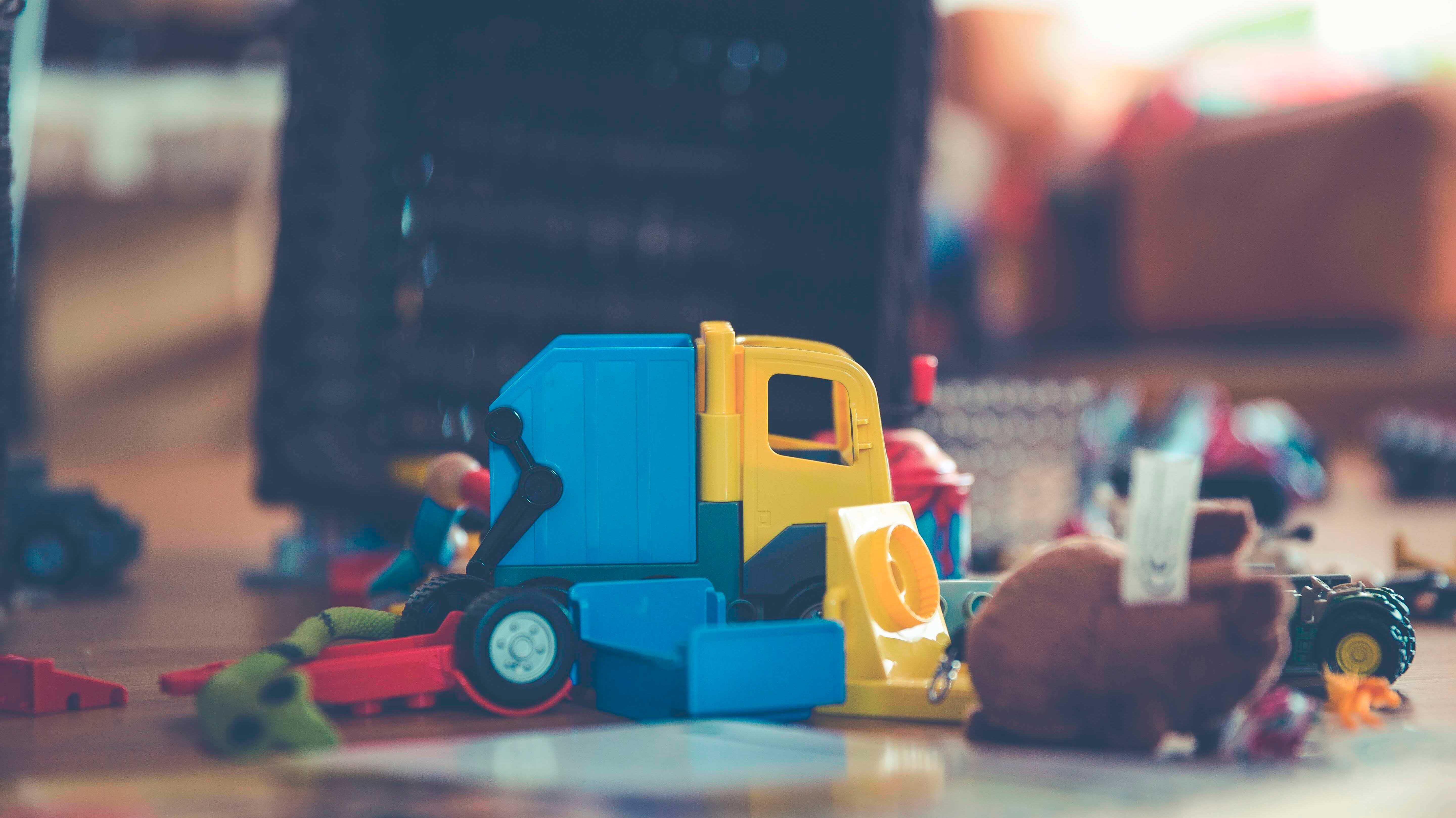 Carrinhos de brinquedo no chão