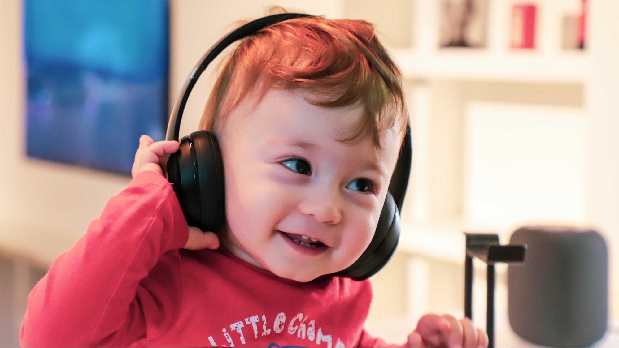 Criança pequena ouvindo música