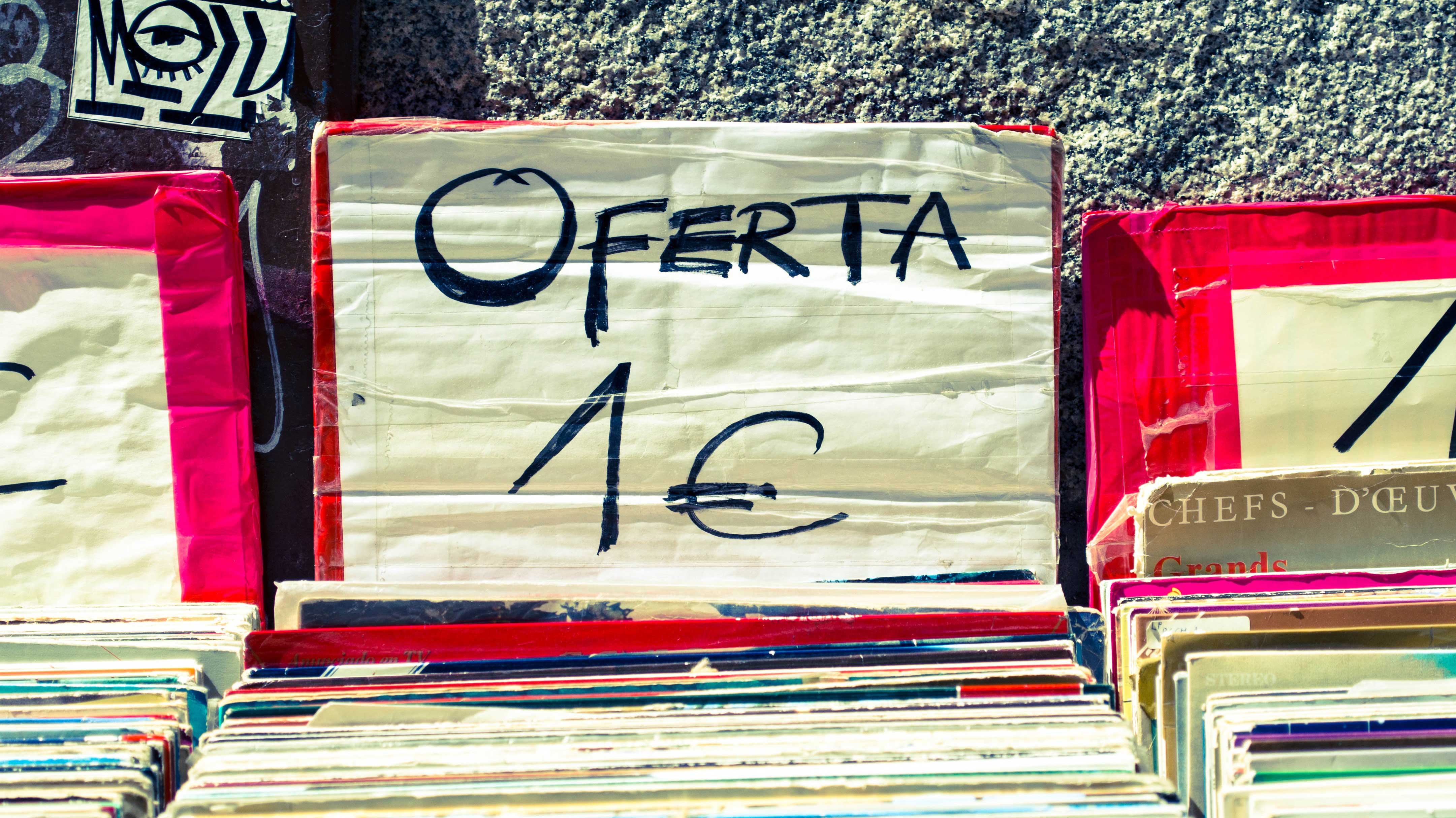 Placa com a palavra "Oferta" escrita, oferecendo vinils por 1 euro