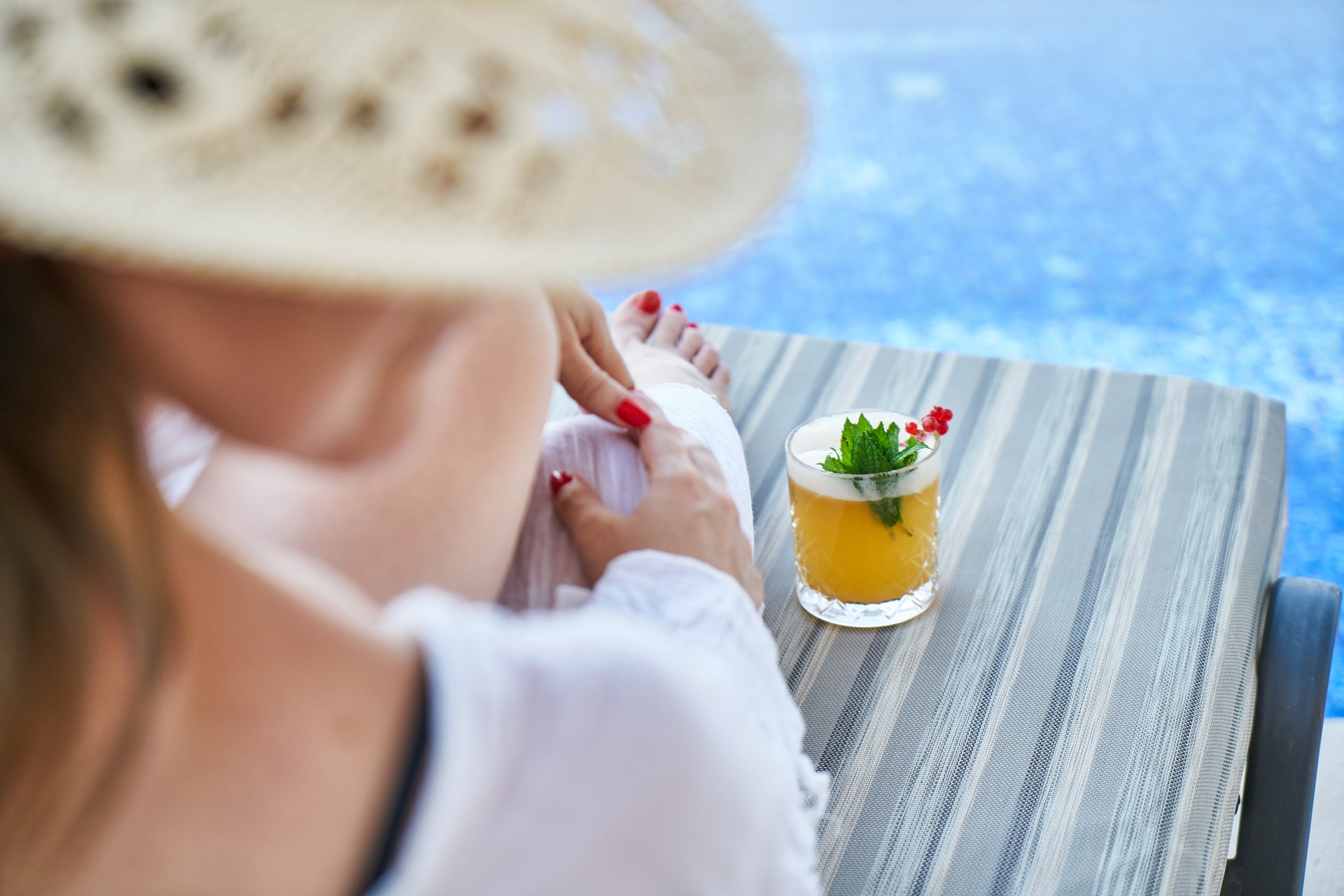 Mujer disfrutando de sus vacaciones en un hotel