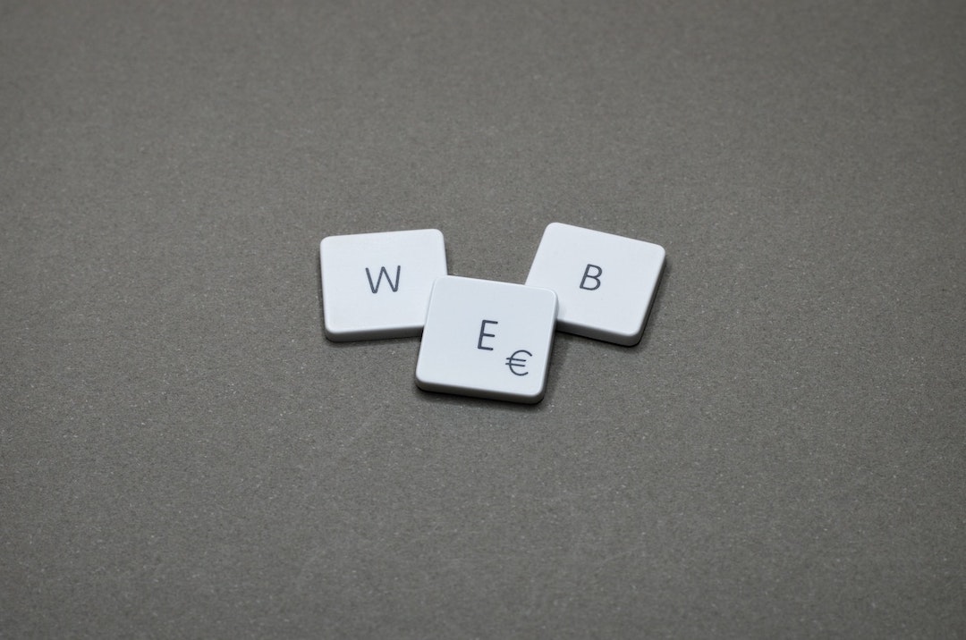 Palabra "web" hecha con las teclas de una computadora.