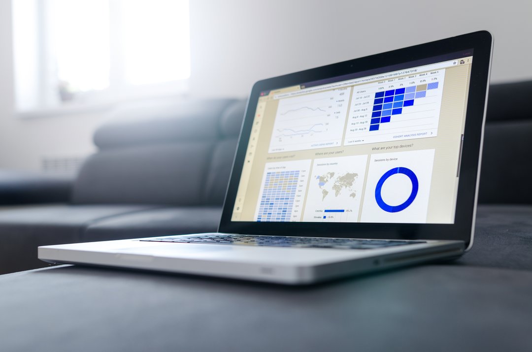 Computadora con datos y gráficas.