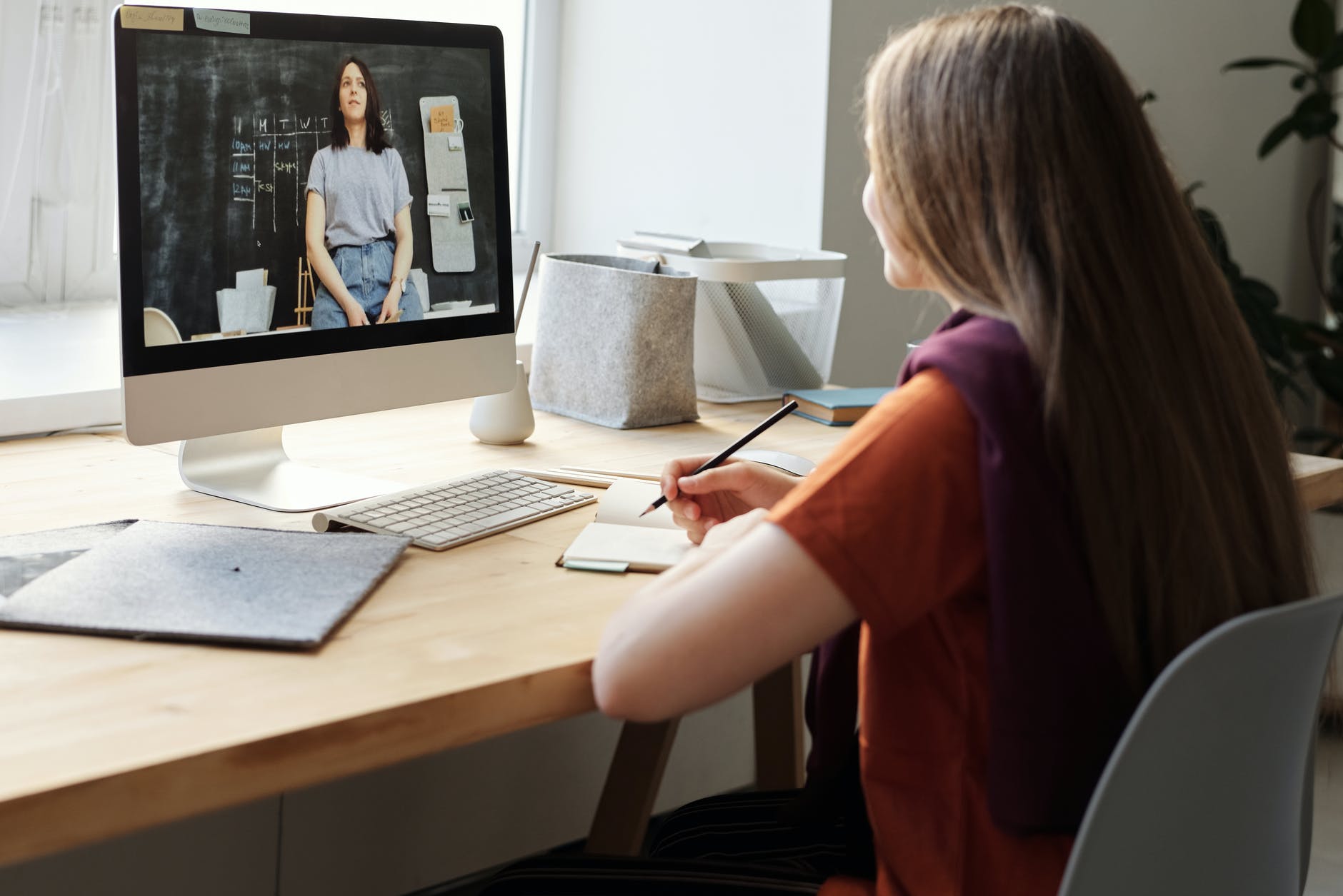 Mujer tomando curso online