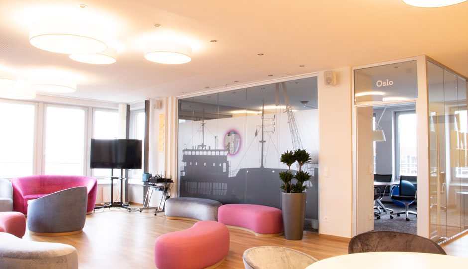 LINK Mobility Lounge mit Blick auf den Hamburger Hafen und Elbphilharmonie