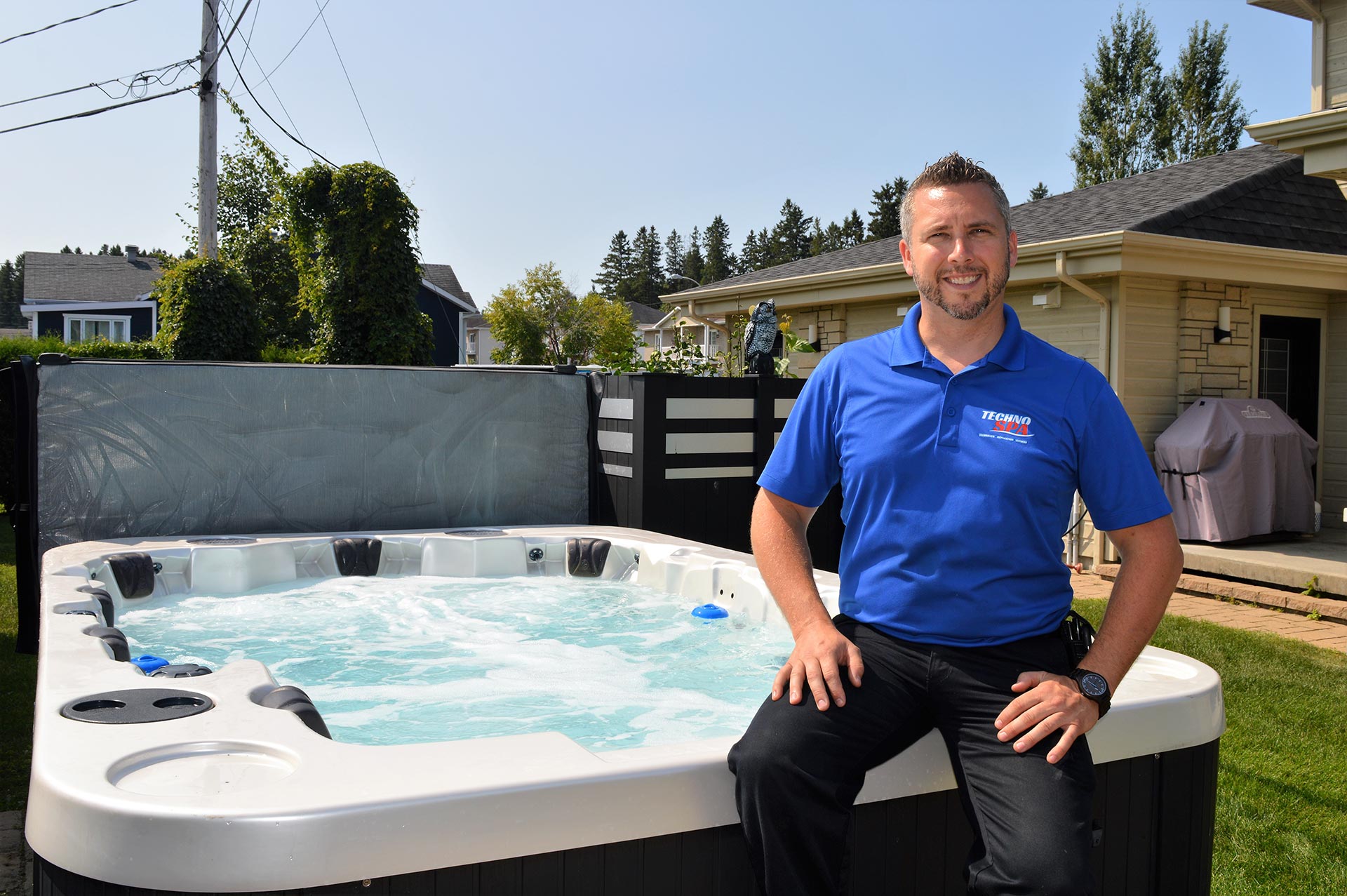 Rémi Gaudreault, le propriétaire de Techno Spa à côté d'un spa