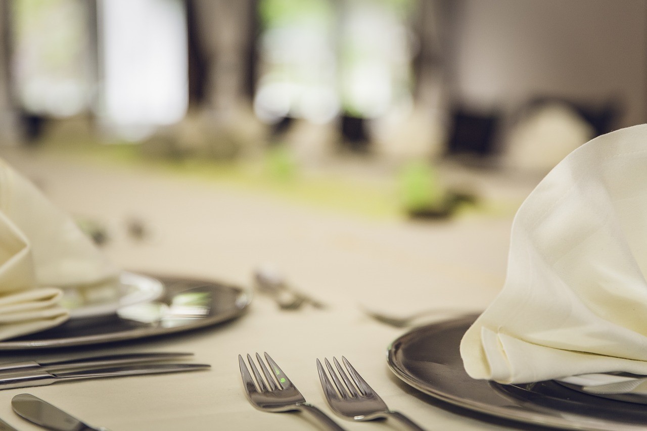cadeira transparente na decoração de eventos