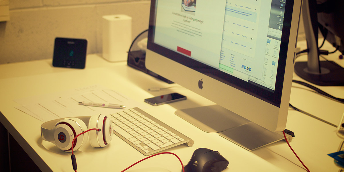A desk with an Imac computer