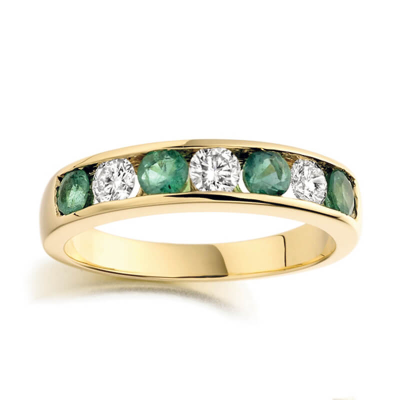 Emerald and diamond ring in yellow gold