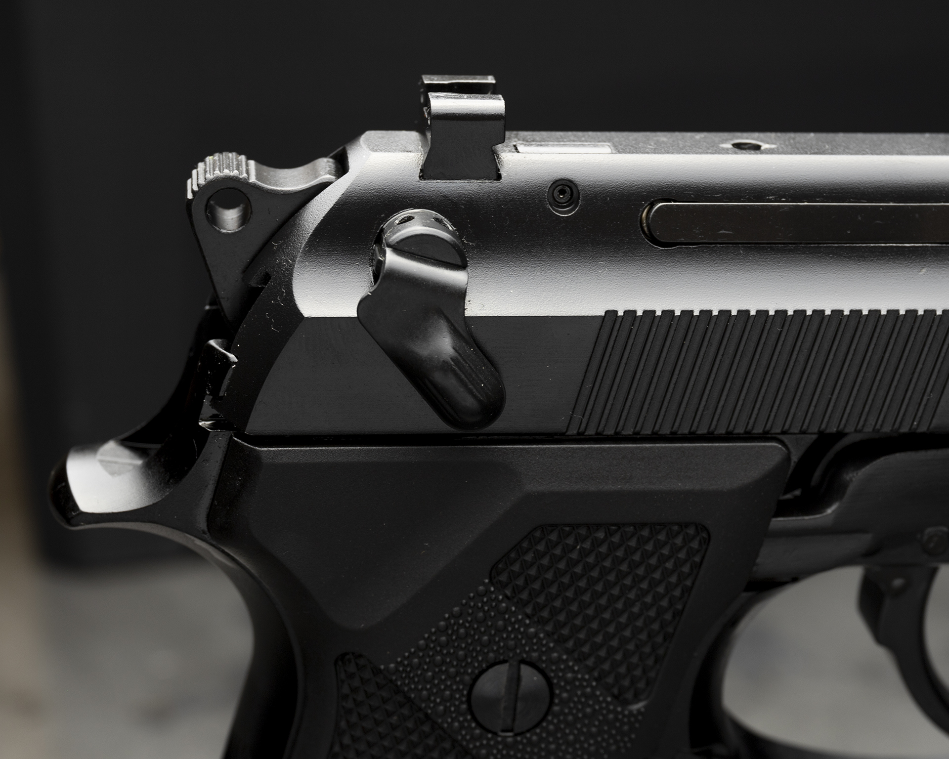 J92M9A30_decocksafetyon
