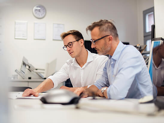 Imagebild professionell – Männer bei der Arbeit am Schreibtisch