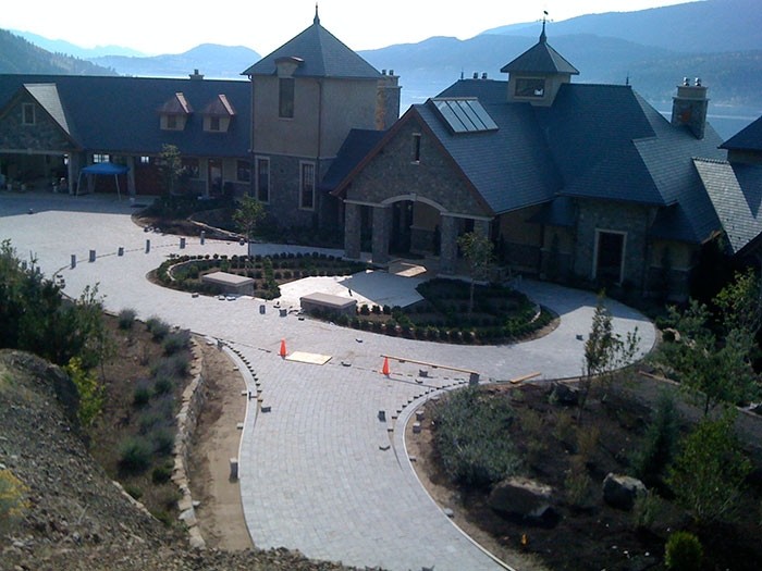 Natural stone driveway by Romanesque Interlock & Tile