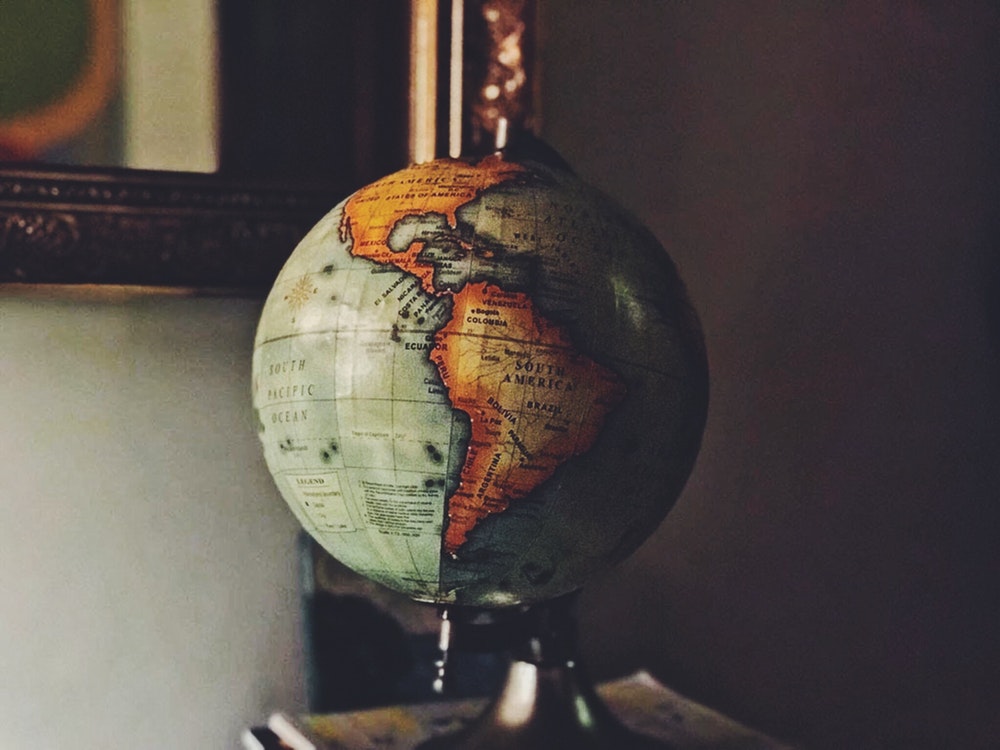 Foto de enfoque selectivo del globo de escritorio